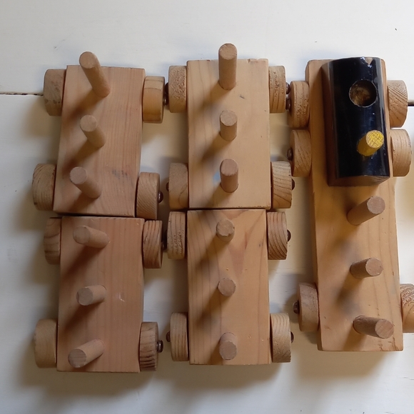 Wood train set for display - Picture 4 of 9